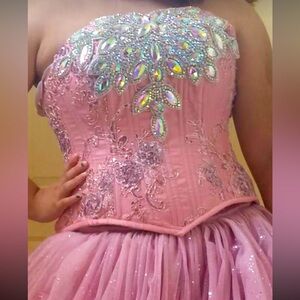 Vestido de 15 años grande ajustable.. hermoso con piedras genuinas en frente